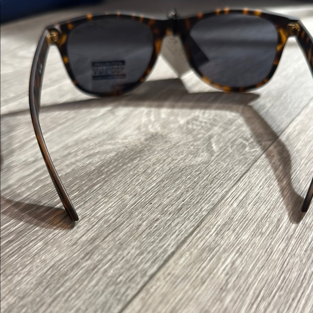 Tortoise Shell Sunglasses with UV Protection - Picture 4 of 5